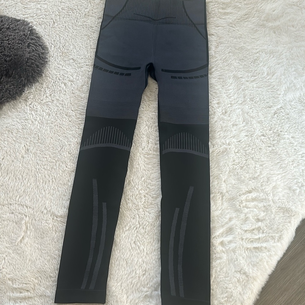 New Era workout leggings 
Sz s